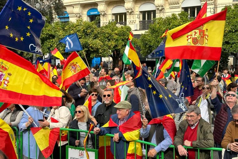 Manifestación en contra de la amnistía  en la Plaza de las Tendillas