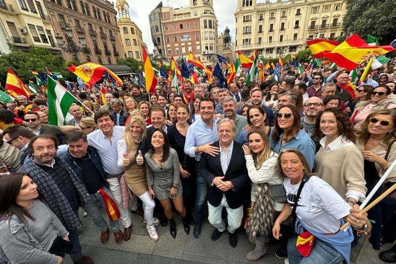 Manifestación en contra de la amnistía  en la Plaza de las Tendillas