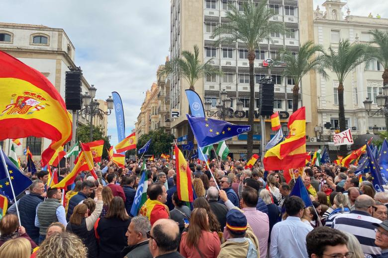 Manifestación en contra de la amnistía  en la Plaza de las Tendillas