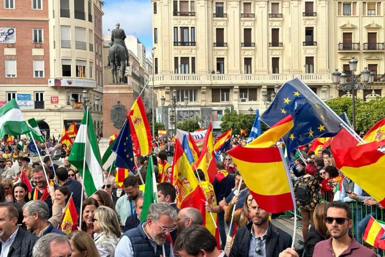 Manifestación en contra de la amnistía  en la Plaza de las Tendillas