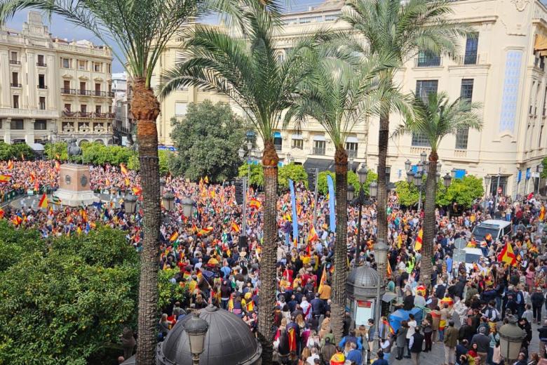 Manifestación en contra de la amnistía  en la Plaza de las Tendillas