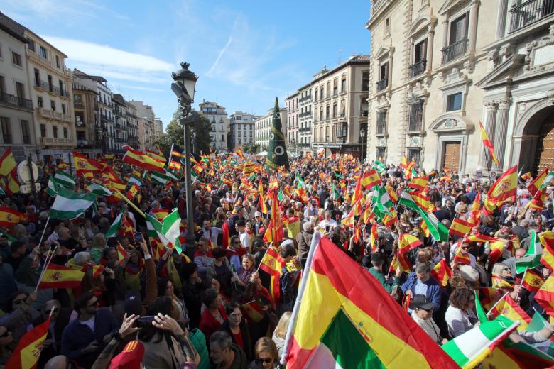 Manifestantes en la Plaza Nueva de Granada durante la manfstación a favor de la igualdad y contra la amnistía.