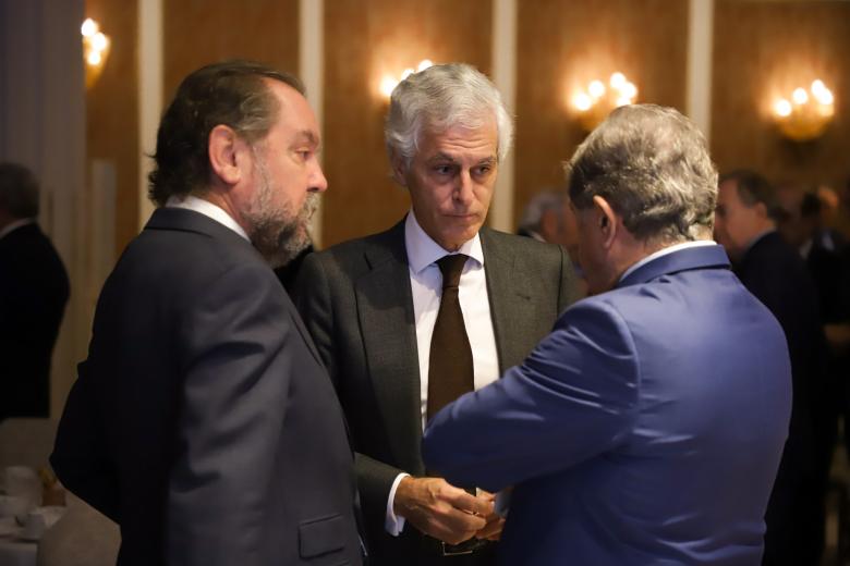 Ramón Pérez-Maura, Adolfo Suárez y Federico Trillo, conversan antes del inicio del Desayuno de El Debate