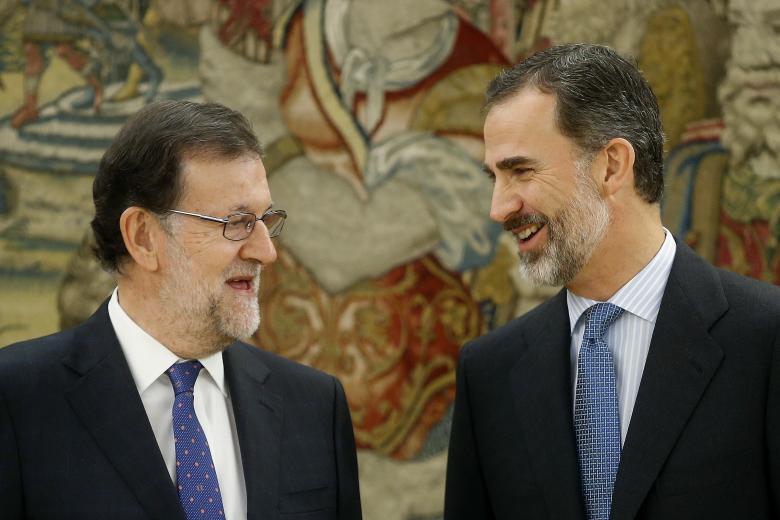 Mariano Rajoy y el rey Felipe VI conversando tras la jura de su cargo ante el monarca en el año 2016.