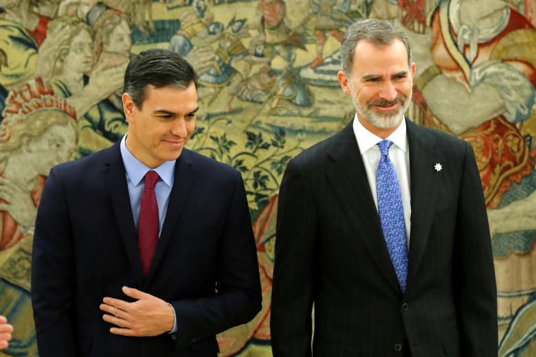 El presidente del Gobierno Pedro Sánchez, y el rey Felipe VI, tras prometer su cargo en el año 2020