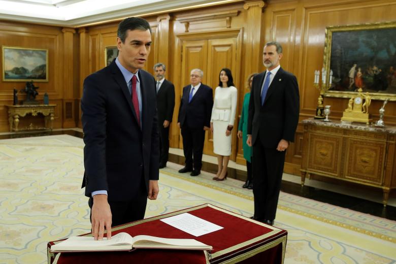 El presidente del gobierno, Pedro Sánchez, promete ante el rey Felipe VI, su cargo de presidente de Gobierno en el año 2020
