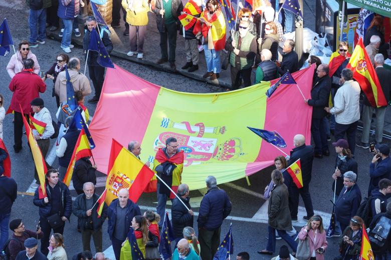 Varias personas durante una manifestación contra la amnistía, en Cibeles, a 18 de noviembre de 2023, en Madrid (España). Diferentes asociaciones, entre las que se encuentran Foro España Cívica, Unión 78, Pie en Pared o NEOS, han convocado esta concentración, respaldada por el Partido Popular y Vox, como protesta contra la amnistía acordada por el PSOE y Junts. La protesta tiene lugar tras el debate de investidura celebrado en el Congreso los días 15 y 16 de noviembre, en el que se nombró a Pedro Sánchez presidente del Gobierno con los apoyos de Sumar, ERC, Junts, EH Bildu, PNV, BNG y Coalición Canaria.
18 NOVIEMBRE 2023;CONCENTRACIÓN;AMNISTÍA;PP;VOX;ACUERDO;INVESTIDURA
Ricardo Rubio / Europa Press
18/11/2023