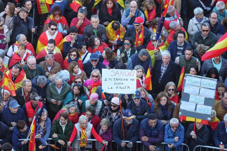 Decenas de personas durante una manifestación contra la amnistía, en Cibeles, a 18 de noviembre de 2023, en Madrid (España). Diferentes asociaciones, entre las que se encuentran Foro España Cívica, Unión 78, Pie en Pared o NEOS, han convocado esta concentración, respaldada por el Partido Popular y Vox, como protesta contra la amnistía acordada por el PSOE y Junts. La protesta tiene lugar tras el debate de investidura celebrado en el Congreso los días 15 y 16 de noviembre, en el que se nombró a Pedro Sánchez presidente del Gobierno con los apoyos de Sumar, ERC, Junts, EH Bildu, PNV, BNG y Coalición Canaria.
18 NOVIEMBRE 2023;CONCENTRACIÓN;AMNISTÍA;PP;VOX;ACUERDO;INVESTIDURA
Ricardo Rubio / Europa Press
18/11/2023