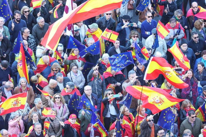 Decenas de personas han acudido además con banderas de Europa