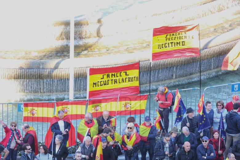 Pancartas contra Pedro Sánchez abundan en la protesta, que está siendo masiva