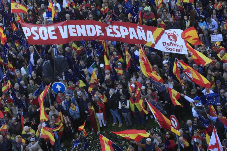 Pancartas con mensajes como este 'PSOE vende España' sobresalen en la protesta