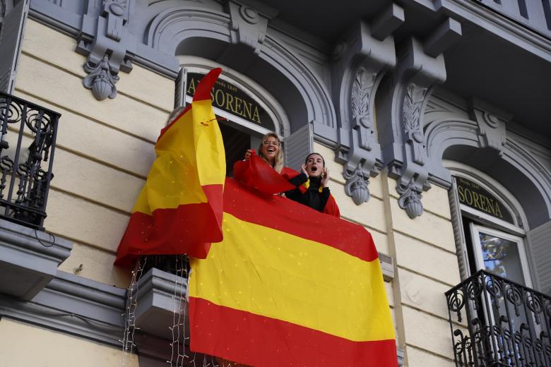Desde los balcones de los edificios la sociedad civil también se anima a participar de la protesta engalanado sus balcones con banderas de España.