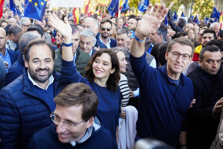 La presidenta de la Comunidad de Madrid Isabel Díaz Ayuso el presidente del Partido Popular Alberto Núñez Feijóo y el alcalde de Madrid José Luis Martínez-Almeida este sábado durante la manifestación