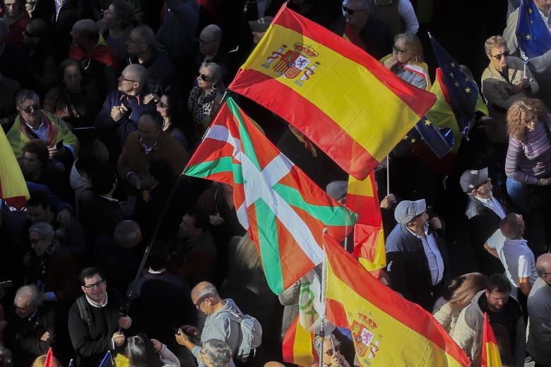La ikurriña, entre las banderas que han podido verse de las diferentes comunidades autónomas.