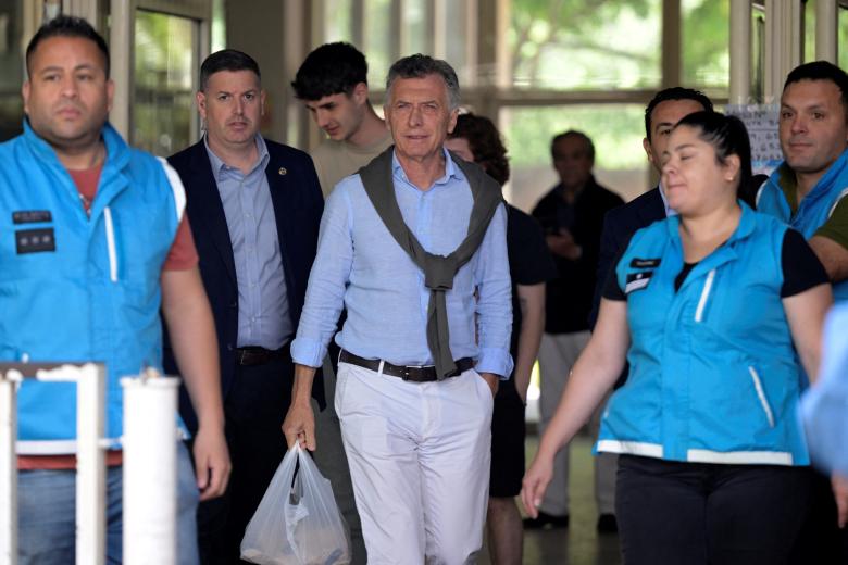 El expresidente argentino Mauricio Macri (2015-2019) sale de un centro de votación en Buenos Aires luego de emitir su voto