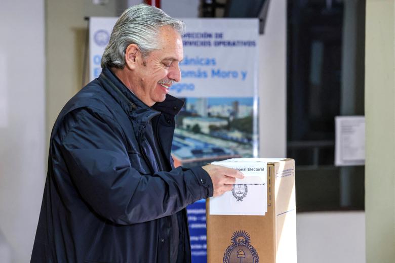 El presidente Alberto Fernández emite su voto en una escuela de Buenos Aires
