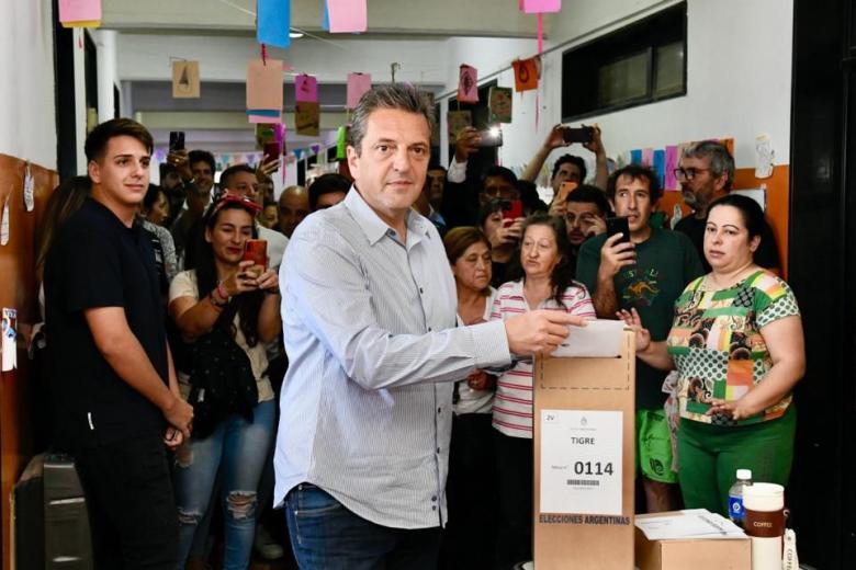 El candidato oficialista Sergio Massa deposita su voto en una colegio electoral de la ciudad de Tigre al norte de Buenos Aires