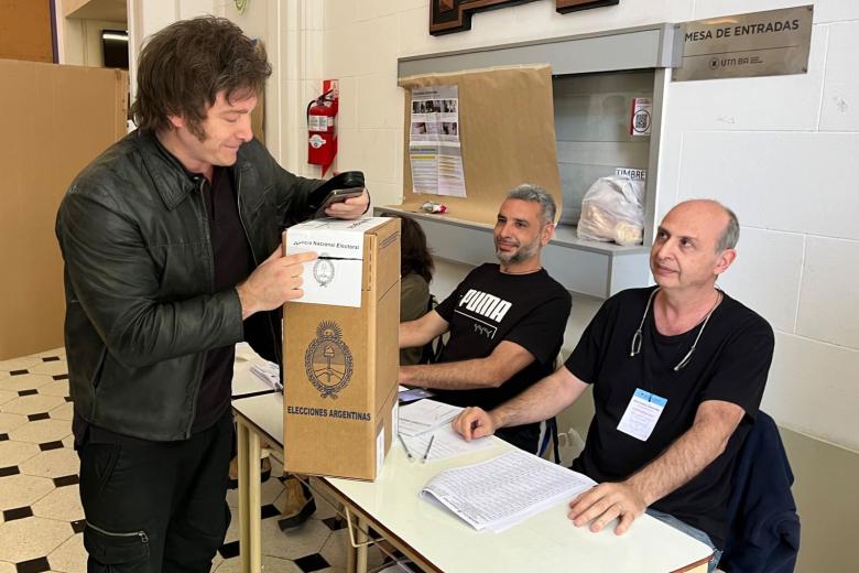 El candidato opositor Javier Milei deposita su voto en un colegio de la ciudad de Buenos Aires