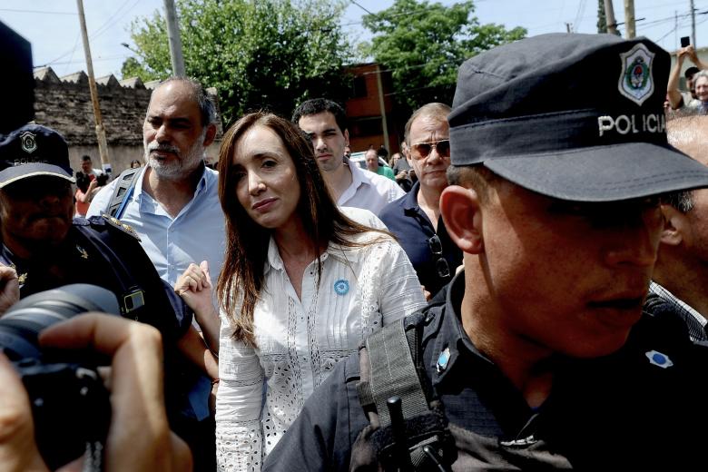 La candidata a la vicepresidencia de La Libertad Avanza, Victoria Villarruel, llega a su centro de votación en Caseros al norte de Buenos Aires