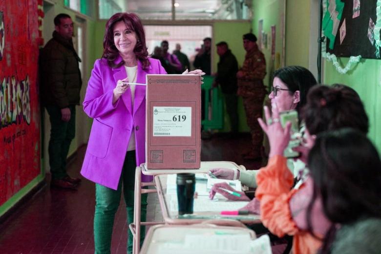 La expresidenta y actual vicepresidenta de Argentina Cristina Fernandez Kischner emite su voto en un colegio Río Gallegos en Santa Cruz