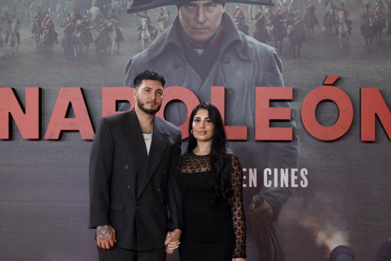 El cantante Omar Montes y su pareja Lola Romero a su llegada a la presentación de la película Napoleón celebrada este lunes en el Museo del Prado, en Madrid