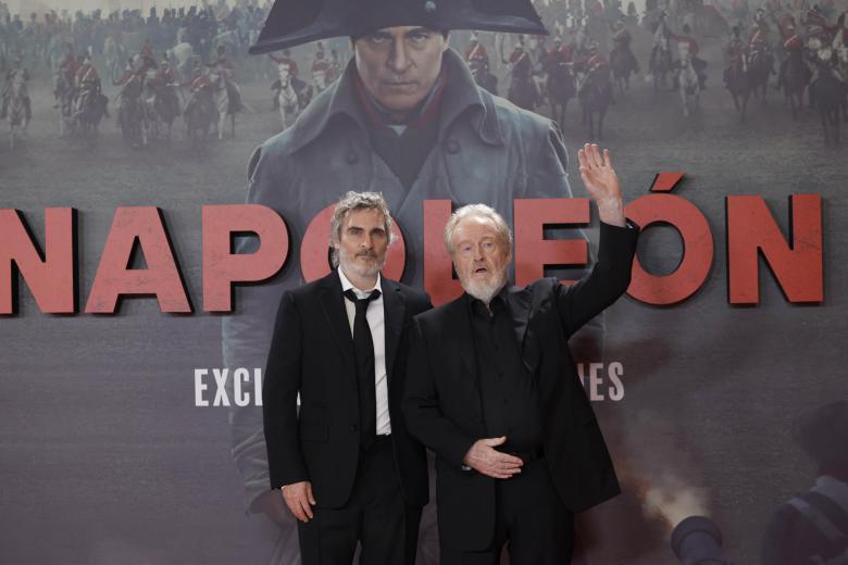 El director británico Ridley Scott y el actor estadounidense Joaquin Phoenix (i) a su llegada a la presentación de la película 'Napoleón' celebrada este lunes en el Museo del Prado, en Madrid