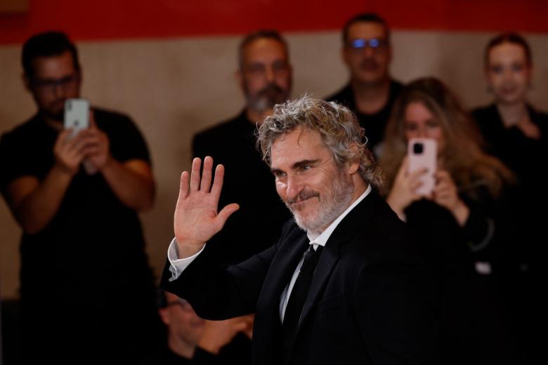 Joaquin Phoenix posa en la premiere de Napoleón celebrada en el Museo del Prado, Madrid