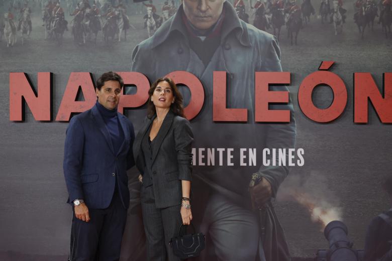 El torero Francisco Rivera y su mujer Lourdes Beatriz Montes a su llegada a la presentación de la película 'Napoleón' celebrada este lunes en el Museo del Prado, en Madrid