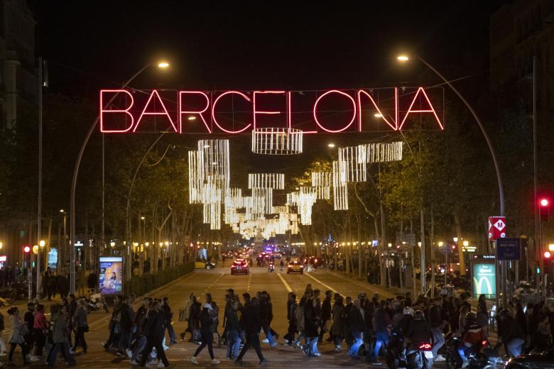 Aspecto de la Gran Vía de Barcelona este jueves, en el día en el que se ha celebrado el encendido de las luces de Navidad