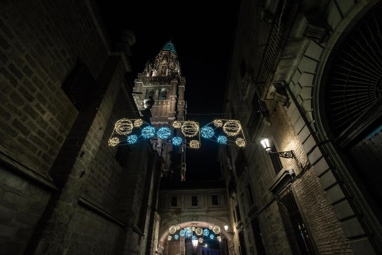 Vista de una calle iluminada junto a la catedral de Santa María de Toledo este viernes