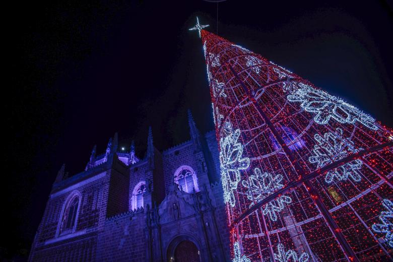 Un árbol de navidad iluminado junto a los exteriores del monasterio de San Juan de los Reyes, en la judería toleada