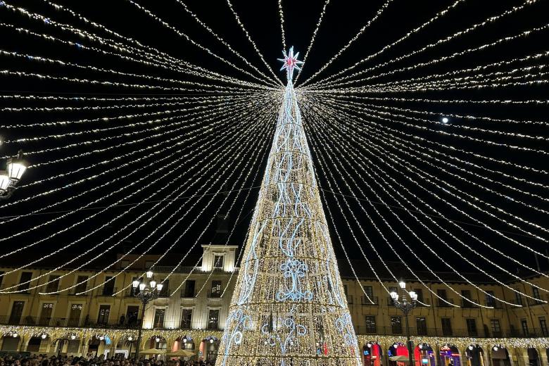 Árbol navideño en la plaza Mayor de León