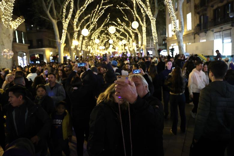 Centenares de personas asisten al encendido de luces de navidad en Palma de Mallorca