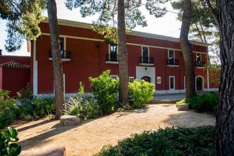 Fachada de la bodega Coviñas , en Requena