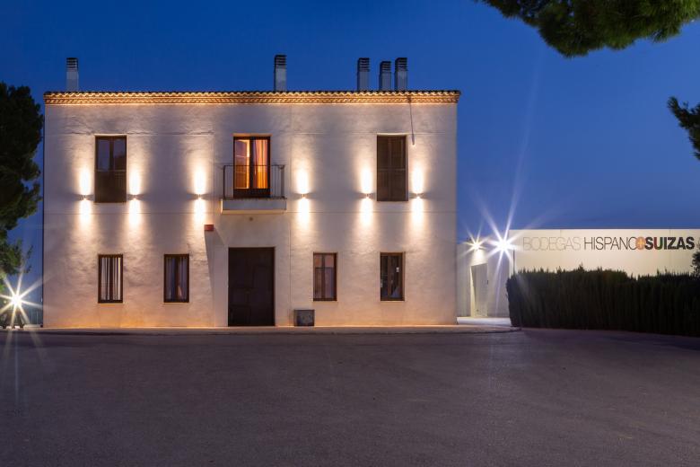 Fachada de la bodega Coviñas , en Requena