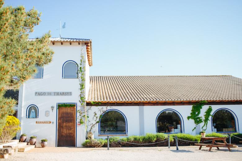 Fachada de la bodega Coviñas , en Requena