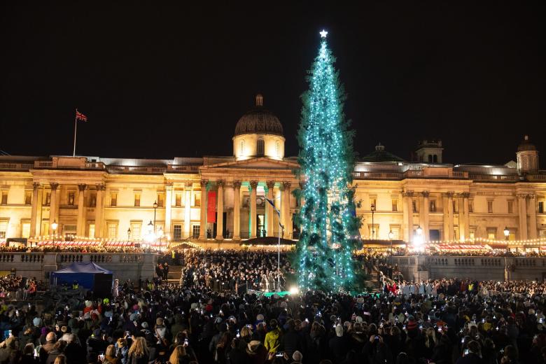 05 December 2019, England, London: People attend a ceremony to lit up the Trafalgar Square Christmas tree, which is a thank-you annual gift from the people of Oslo, Norway to the city that helps in the Second World War. Photo: Dominic Lipinski/PA Wire/dpa
(Foto de ARCHIVO)
05/12/2019 ONLY FOR USE IN SPAIN