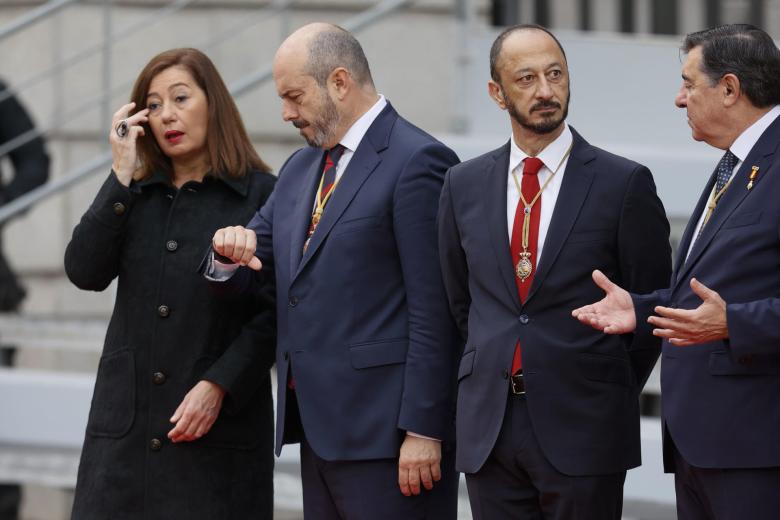 MADRID, 29/11/2023.- El líder de Vox Santiago Abascal (i) junto a la portavoz del partido en el Congreso Pepa Millán (2i) antes del comienzo de la solemne apertura de la XV Legislatura, en una sesión conjunta de las Cortes Generales que se celebra en el Congreso y donde el rey pronunciará un discurso ante el nuevo Gobierno de Pedro Sánchez y los diputados y senadores elegidos el pasado 23 de julio. EFE/ J.j. Guillen