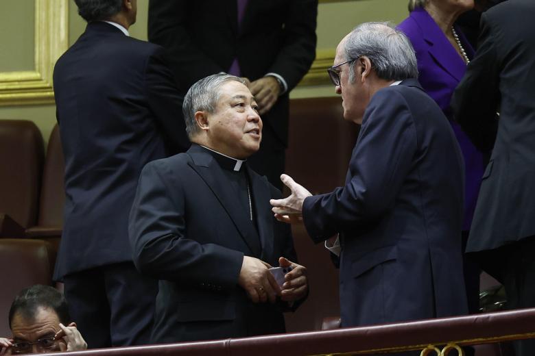 MADRID, 29/11/2023.- Los diputados populares Miguel Ángel Tellado (d) y Esteban González Pons (i) antes del comienzo de la solemne apertura de la XV Legislatura, en una sesión conjunta de las Cortes Generales que se celebra en el Congreso y donde el rey pronunciará un discurso ante el nuevo Gobierno de Pedro Sánchez y los diputados y senadores elegidos el pasado 23 de julio. EFE/ Chema Moya