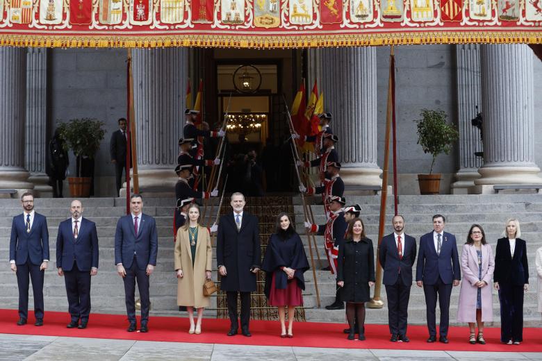 MADRID, 29/11/2023.- Soldados a las puertas del Congreso de los Diputados engalanado para la ceremonia de apertura de legislatura, este miércoles. El rey, acompañado de la reina Letizia y de la princesa de Asturias, preside la solemne apertura de la XV Legislatura en una sesión conjunta de las Cortes Generales que se celebra en el Congreso y donde pronunciará un discurso ante el nuevo Gobierno de Pedro Sánchez y los diputados y senadores elegidos el pasado 23 de julio. EFE/ Mariscal