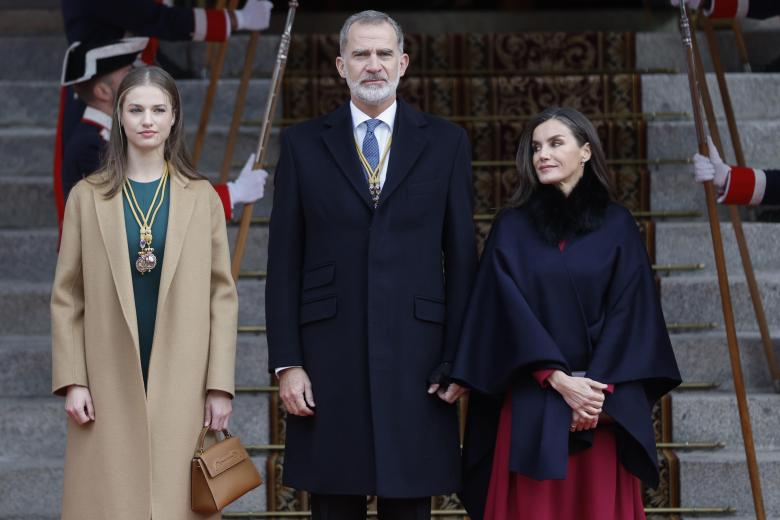 MADRID, 29/11/2023.- Los reyes Felipe y Letizia junto a la princesa de Asturias Leonor, el presidente del Gobierno, Pedro Sánchez (i) la presidenta del Congreso, Francina Armengol (5d) y el presidene del Senado, Pedro Rollán, entre otros, posan, a su llegada a la solemne apertura de la XV Legislatura, en una sesión conjunta de las Cortes Generales que se celebra en el Congreso y donde el rey pronunciará un discurso ante el nuevo Gobierno de Pedro Sánchez y los diputados y senadores elegidos el pasado 23 de julio. EFE/Mariscal