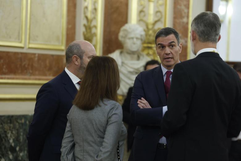 MADRID, 29/11/2023.- El presidente del Gobierno Pedro Sánchez (2d) conversa con el rey Felipe VI (d, de espaldas), la presidenta del Congreso de los Diputados Francina Armengol (2i) y el presidente del Senado (i) tras la solemne apertura de la XV Legislatura, en una sesión conjunta de las Cortes Generales que se celebra en el Congreso y donde el rey pronunciará un discurso ante el nuevo Gobierno de Pedro Sánchez y los diputados y senadores elegidos el pasado 23 de julio. EFE/ J.J. Guillen