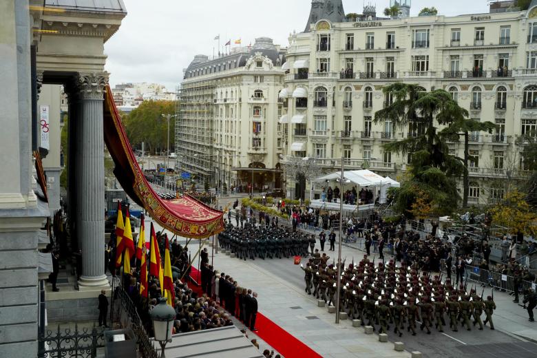 MADRID, 29/11/2023.- Desfile de tropas tras la solemne apertura de la XV Legislatura, en una sesión conjunta de las Cortes Generales que se celebra en el Congreso y donde el rey ha pronunciado un discurso ante el nuevo Gobierno de Pedro Sánchez y los diputados y senadores elegidos el pasado 23 de julio. EFE/ Borja Sánchez-Trillo