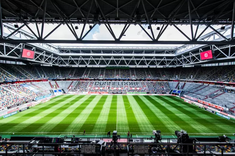 El Merkur Spiel-Arena de Dusseldorf se fundó en 2004 y en 2018 recibió este nombre. Pertece al Fortuna Dusseldorf de Segunda División alemana. Tiene una capacidad de 52.000 espectadores. En este estadio jugará España su tercer partido de fase de grupos frente a Albania