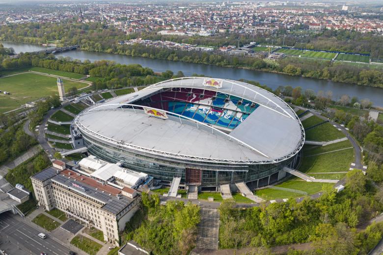 El Red Bull Arena es el estadio del RB Leipzig. Tiene una capacidad para 42.000 espectadores. En sus comienzos tuvo el honor de ser el estadio más grande de Alemania, está edificado sobre una colina y lo rodean muros de vegetación del antiguo Zentralstadion