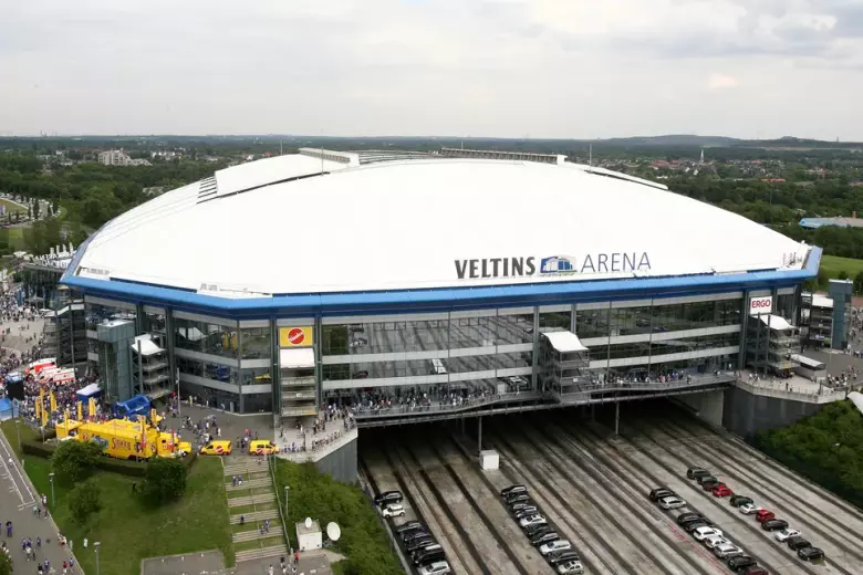 El Veltins Arena de Gelsenkirchen es el estadio del mítico FC Schalke 04, equipo en el que jugó Raúl González. Actualmente el Schalke está en Segunda División alemana y el estacio tiene una capacidad para 54.000 espectadores. España jugará su segundo partido de la fase de grupos frente a Italia en este campo. Desde 2001 es la casa de Los Mineros, pero no solo eso. Se trata de uno de los estadios más innovadores del mundo, con techo retráctil, campo móvil...