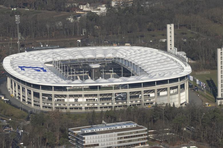 El Commerzbank-Arena está situado en la ciudad de Frankfurt del Meno. Es el estadio del Eintrach de Frankfurt, con capacidad para 48.000 espectadores. Durante sus más de 90 años de vida, ha sido testigo de grandes eventos deportivos. Es uno de los pocos estadios del mundo con techo retráctil y uno de los 10 más grandes de Alemania