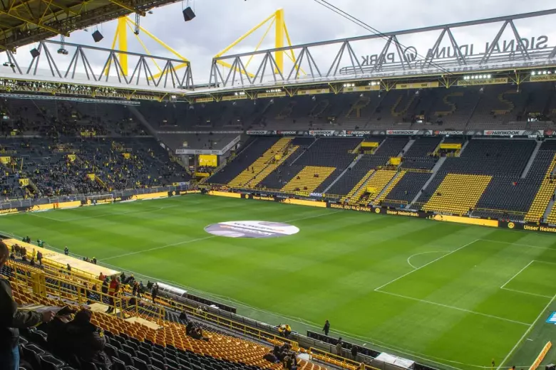 El Signal Iduna Park es el Estadio más grande de Alemania con una capacidad para 81.000 espectadores, aunque 24.000 están de pie en la tribuna sur. Es un emblema del fútbol alemán y el hogar del BVB Borussia Dortmund. Es famoso por ser considerado uno de los estadios más espectaculares del mundo y donde más aprietan los aficionados. Nació en 1974 para convertirse en uno de los emblemas del fútbol alemán. Más de 81.000 aficionados pueden disfrutar de los partidos bajo sus cimientos y el ambiente que allí se respira no se puede describir con palabras