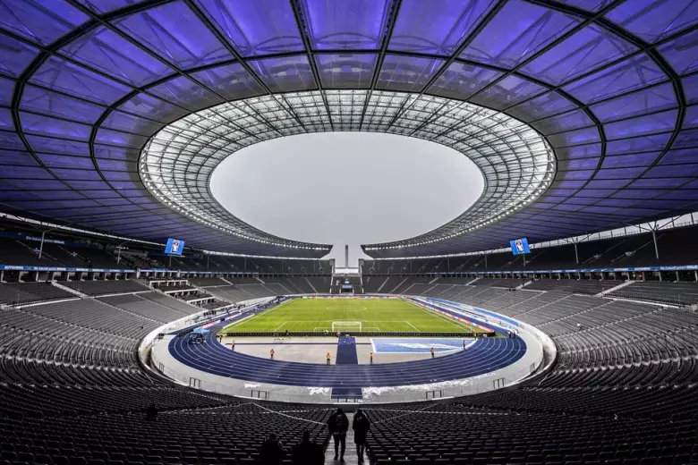 El Olympiastadion, también conocido como Estadio Olímpico de Berlín, será la sede que acoja la gran final de la Eurocopa y el estreno de la selección española en la competición, el 15 de junio frente a Croacia. Tiene una capacidad para 74.000 espectadores. Aquí ganó el Barça su última Champions en 2015. Pertenece al Hertha Berlín de Segunda División alemana. Desde que hay Bundesliga, hay Olympiastadion para los aficionados del Hertha BSC. El estadio capitalino es un emblema del fútbol alemán, a nivel de clubes y de selección