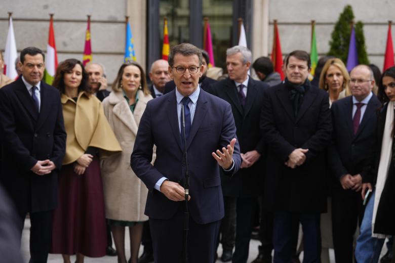 El líder del Partido Popular, Alberto Núñez Feijóo, frente a los medios con sus barones a la espalda
